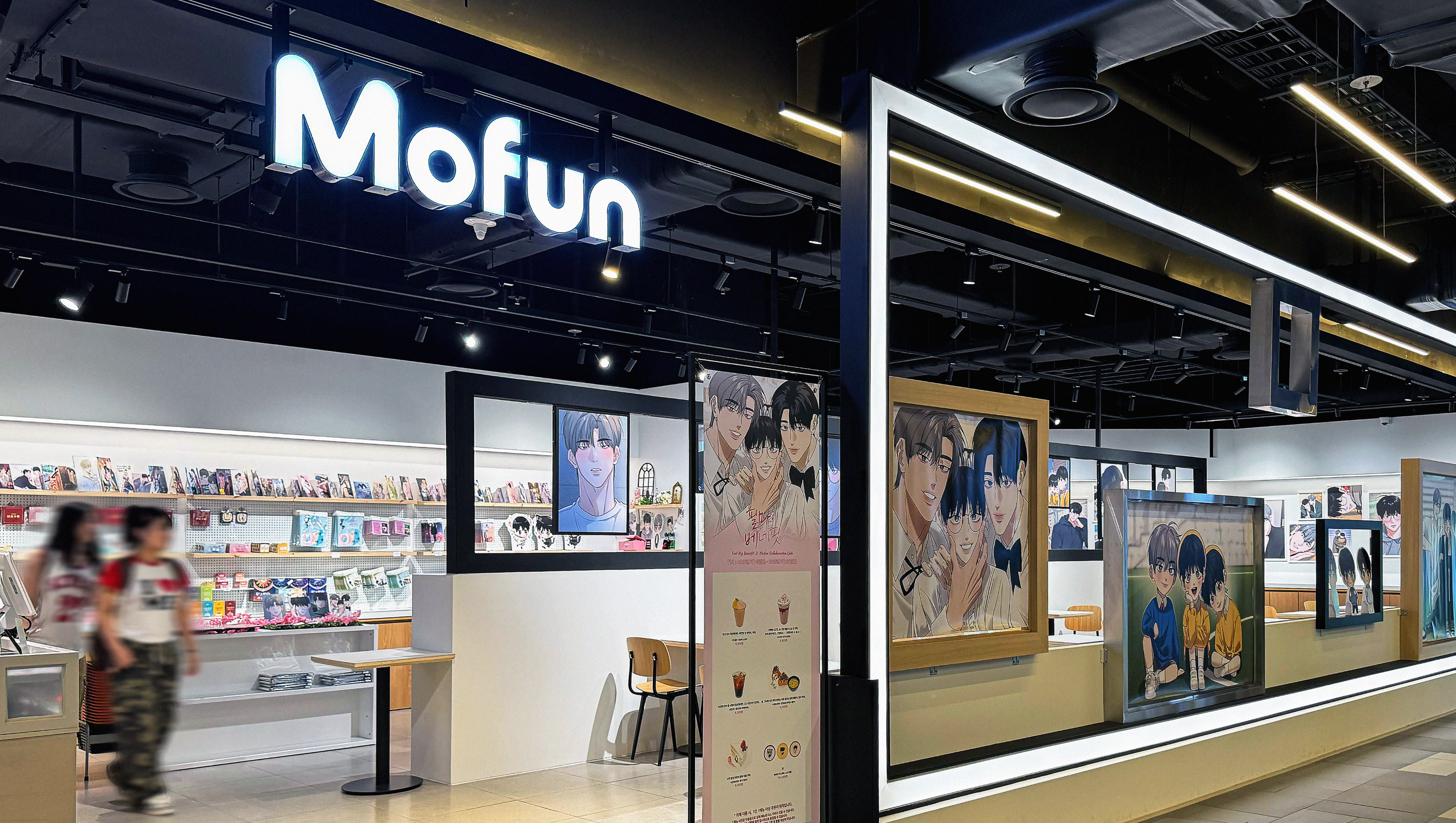 모펀 오프라인 매장 내부 전경, 브랜드 로고와 캐릭터 일러스트, 굿즈 진열 공간이 보이는 모습